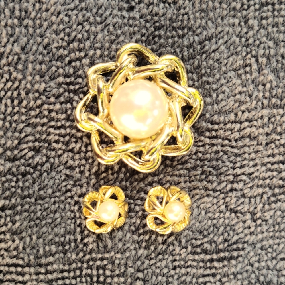Sweet earring and brooch set with faux pearl and gold tone